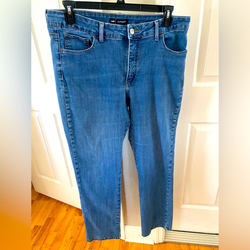 Lee Jeans women’s size 18 classic fit. Great condition.